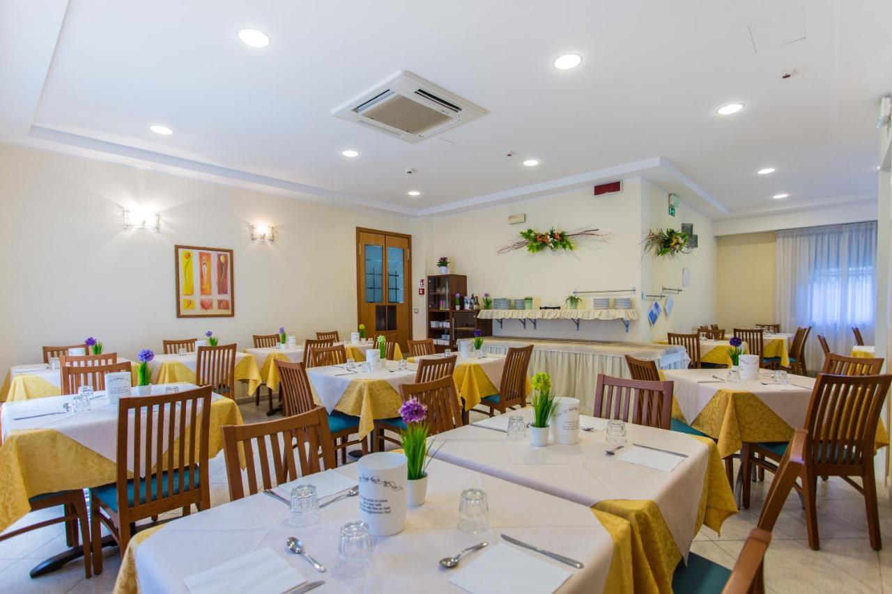 Hotel Savana Rimini Kültér fotó