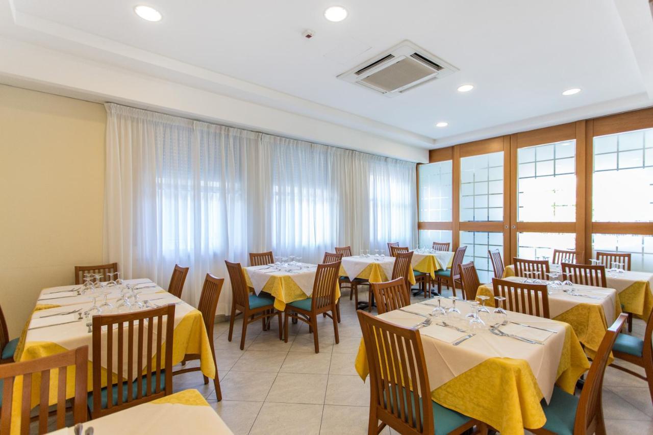 Hotel Savana Rimini Kültér fotó