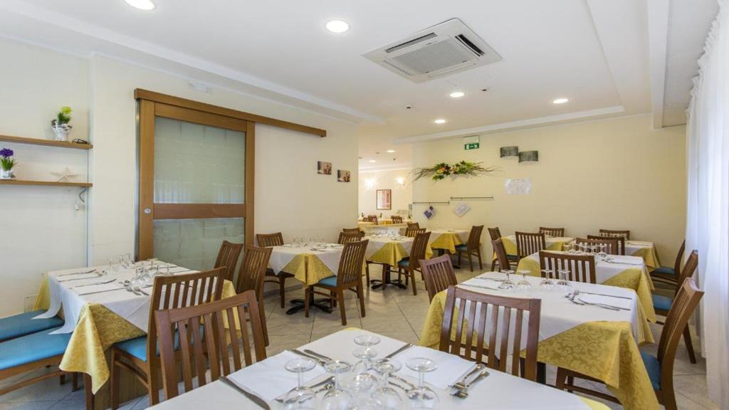 Hotel Savana Rimini Kültér fotó